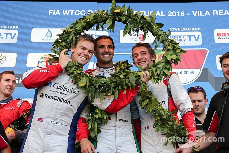 Podio trofeo Yokohama: il secondo classificato Tom Chilton, Sébastien Loeb Racing, Citroën C-Elysée 