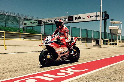 Stoner si diverte sulla Ducati nella prima giornata a Misano