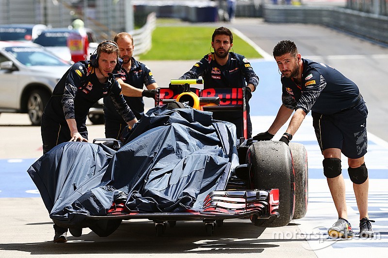 Verstappen attacca i cordoli: "Tanto vale mettere un muro"