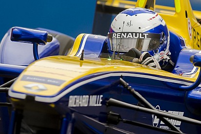 Prost é pole em Londres; di Grassi é 11º e Buemi 14º
