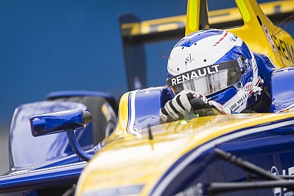 Prost gana una vibrante penúltima carrera con el título en el aire