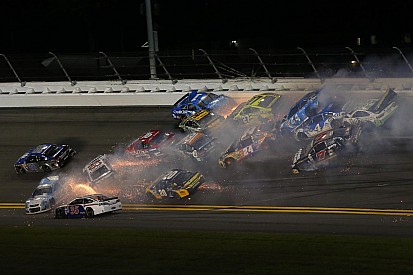 Video: Het halve veld betrokken bij megacrash op Daytona