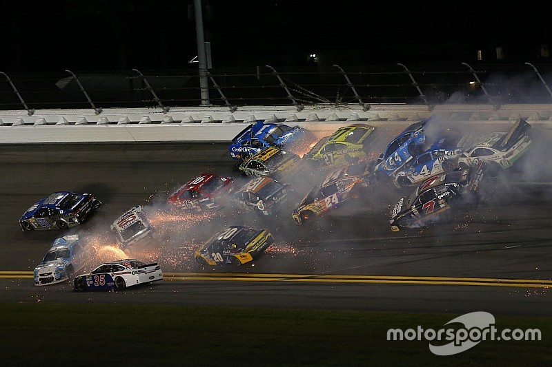 Video: Het halve veld betrokken bij megacrash op Daytona