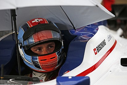 GP3: Boschung wint regenrace achter Safety Car, P4 De Vries