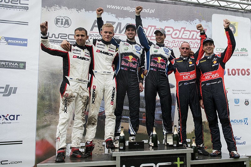 Podio: Ganadores Andreas Mikkelsen, Anders Jäger, Volkswagen Polo WRC, Volkswagen Motorsport; segundo lugar Ott Tanak, Raigo Molder, DMACK World Rally Team; terce lugar Hayden Paddon, John Kennard, Hyundai i20 WRC, Hyundai Motorsport