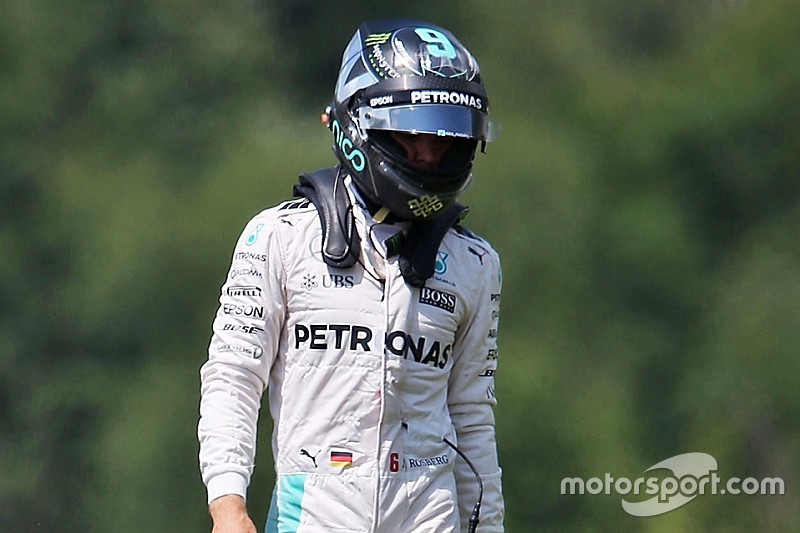 Nico Rosberg, Mercedes AMG F1 W07 Hybrid, victime d'un accident