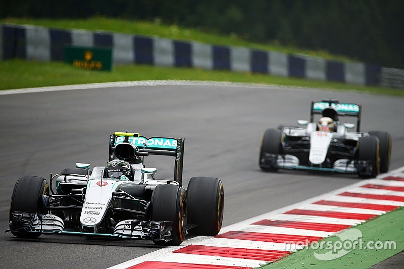 Comment le duel Hamilton-Rosberg s'est transformé en bataille en piste