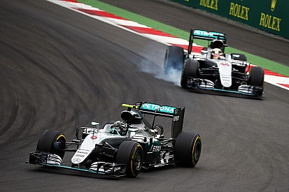 Como os freios de Rosberg colaboraram no choque com Hamilton