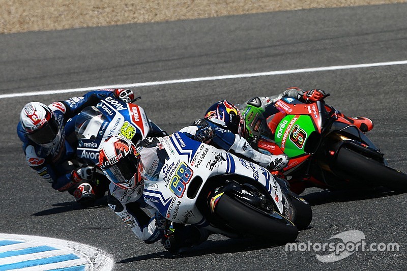 На три вакансии в командах MotoGP претендуют пятеро