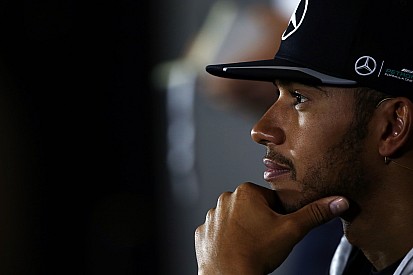 Hamilton dice que no cambiará su manera de correr