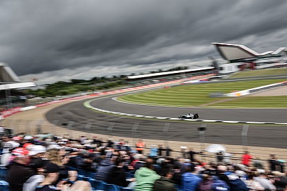Hamilton regeert op eerste dag in Silverstone, problemen voor Rosberg, Verstappen derde