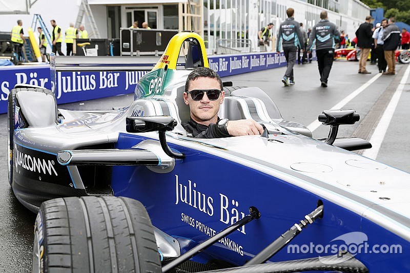 Video, l’attore Luke Evans al volante di una F.E!