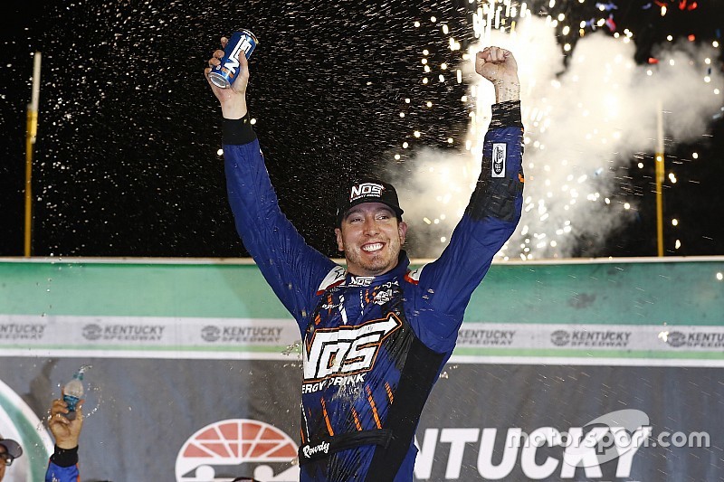 Kyle Busch gana en Kentucky, Suárez, tercero