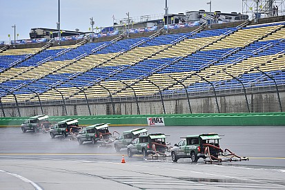 Qualifiche cancellate per pioggia, Harvick partirà in pole