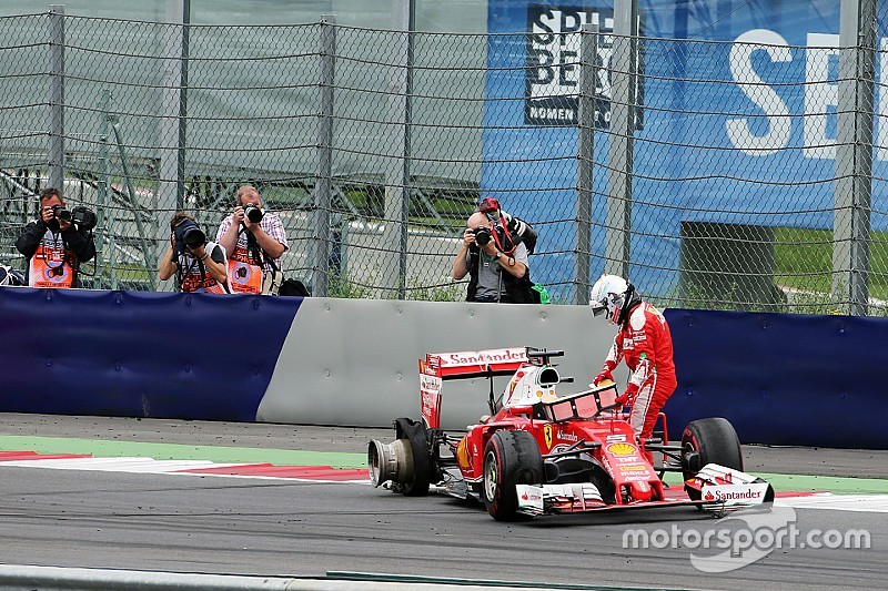 Sebastian Vettel, Ferrari SF16-H, contraint à l'abandon après une explosion de son pneu arrière droit