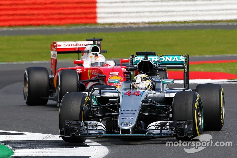 Lewis Hamilton, Mercedes AMG F1 W07 Hybrid; Sebastian Vettel, Ferrari SF16-H