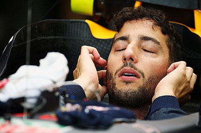 Ricciardo frustrado al ser superado por Verstappen