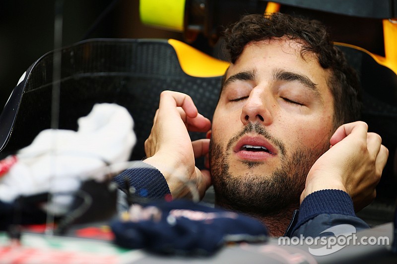 Ricciardo frustrado al ser superado por Verstappen