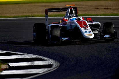 Alexander Albon si impone su Leclerc in Gara 1 a Silverstone