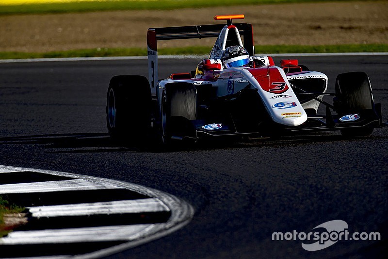 Alexander Albon si impone su Leclerc in Gara 1 a Silverstone