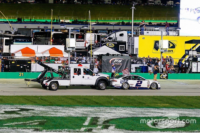 Incendio en estacionamiento del Kentucky Speedway durante NASCAR