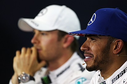 Ecclestone: “Botsingen leveren Mercedes meer op dan overwinningen”
