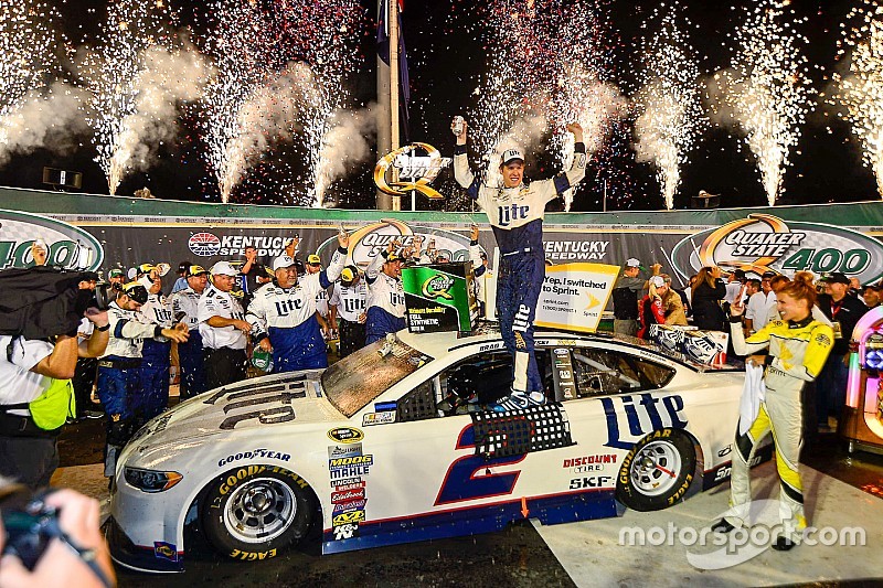 Le vainqueur Brad Keselowski, Team Penske Ford