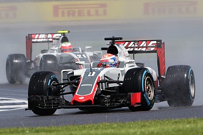 Haas sufri&oacute; un corte de electricidad en su box durante la carrera