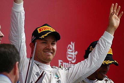 Rosberg é punido por rádio e cai para terceiro na Inglaterra