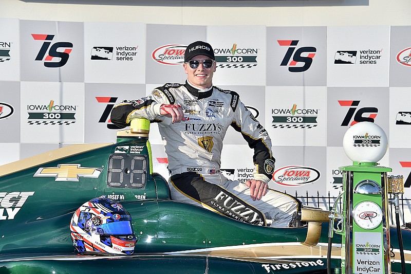 Newgarden supera dolor y vence en Iowa