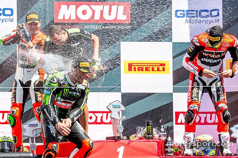 Podium, Rennen 2: Sieger Tom Sykes, Kawasaki Racing Team; 2. Davide Giugliano, Aruba.it Racing - Duc