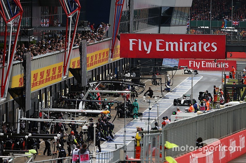 Lewis Hamilton, Mercedes AMG F1 W07 Hybrid entra en boxes para hacer una parada