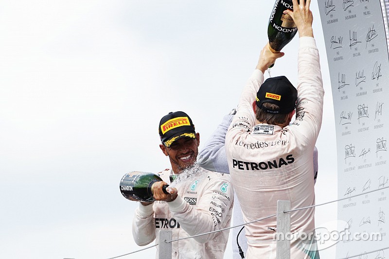 Ganador de la carrera Lewis Hamilton, Mercedes AMG F1 celebra en el podio con su compañero de equipo