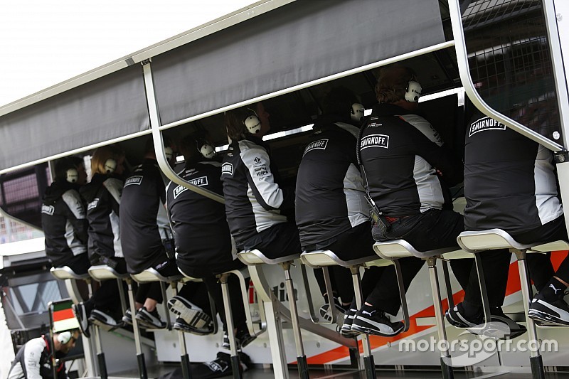 Sahara Force India F1 Team pit duvarı