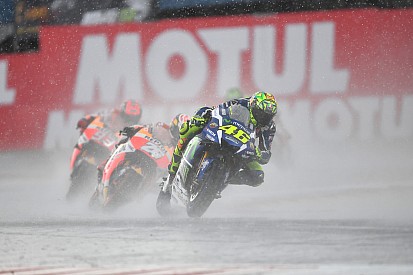 Rossi diz que Michelin está atrasada com pneus de chuva