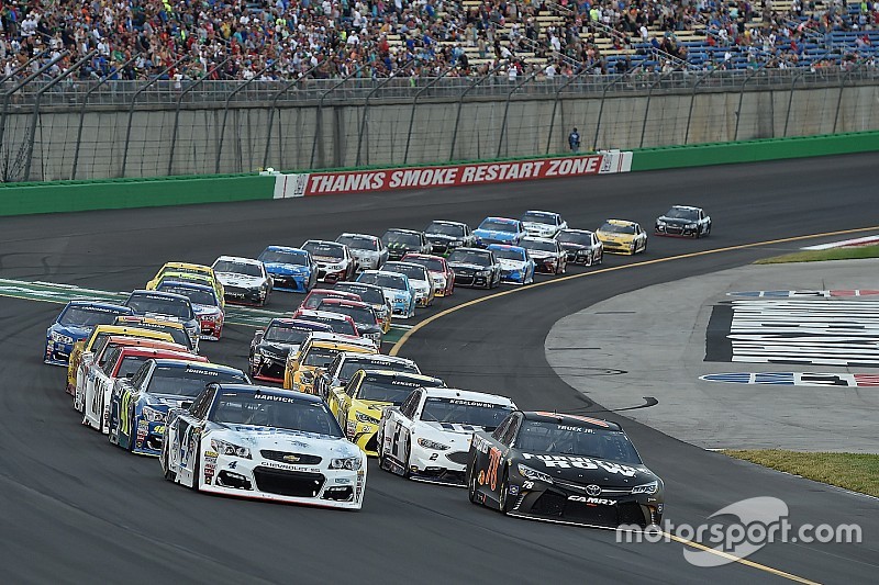 Restart: Kevin Harvick, Stewart-Haas Racing, Chevrolet, Martin Truex Jr., Furniture Row Racing, Toyo