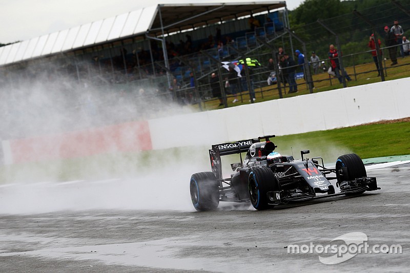 La pluie laisse Alonso en tête des essais à Silverstone