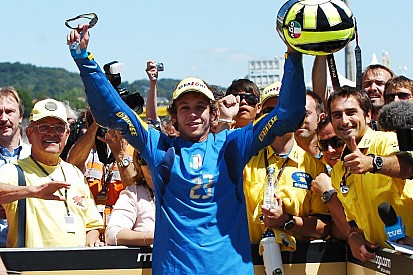 10 anos: lembre dia que Rossi homenageou 'Azzurra' no pódio