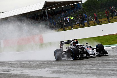 Com chuva à tarde, Alonso fica em 1º em Silverstone