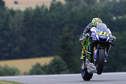 Pas de feeling avec le pneu avant pour Valentino Rossi