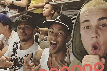 Neymar desafia Hamilton em jogo de embaixadinhas