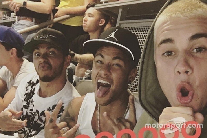 Neymar desafia Hamilton em jogo de embaixadinhas