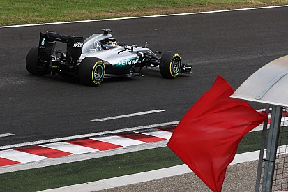 Hamilton responsabiliza a los pianos nuevos por su accidente