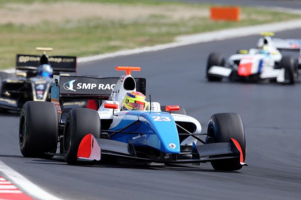 Matthieu Vaxiviere centra la pole position a Silverstone per Gara 1