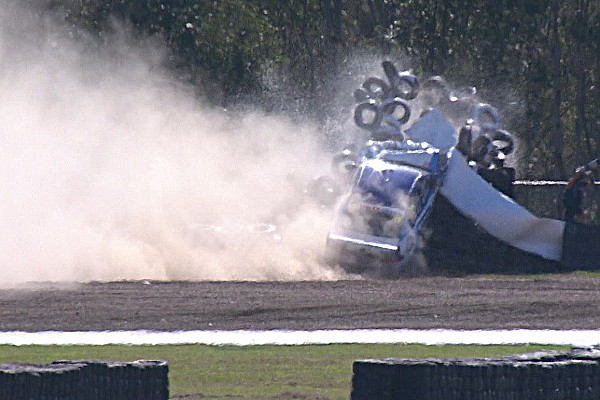 Heftiger Crash im Training der Supercars in Ipswich