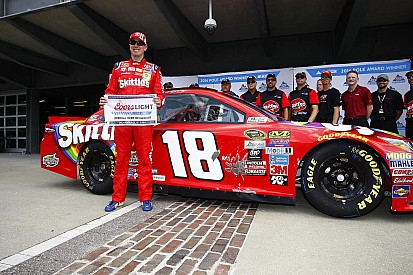 Kyle Busch conquista la pole a Indianapolis