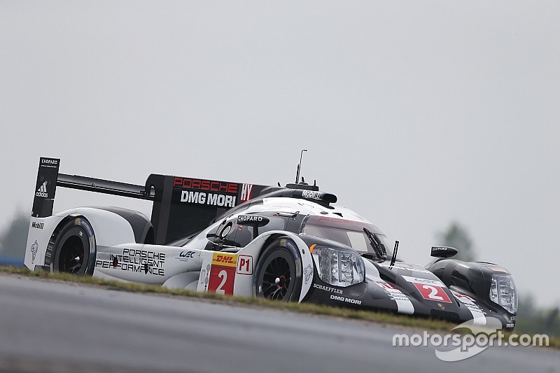 Porsche manda en la primera mitad en Nurburgring