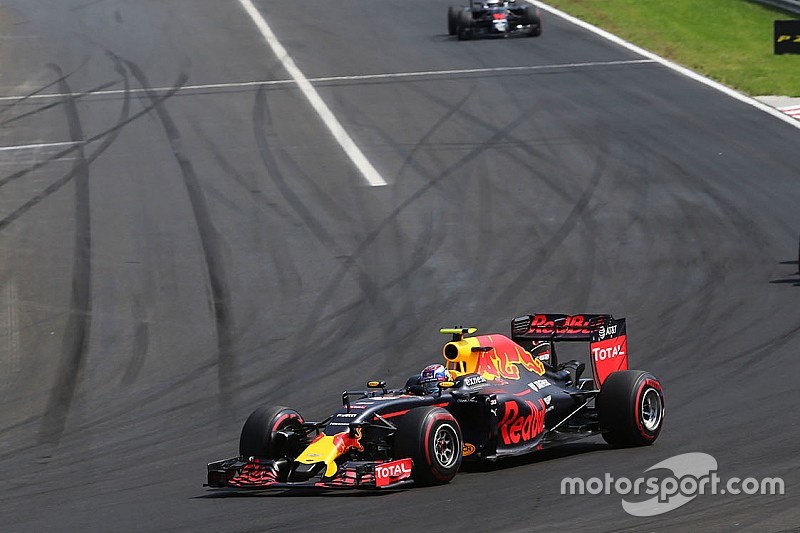 Verstappen défend comme un vieux briscard contre Räikkönen