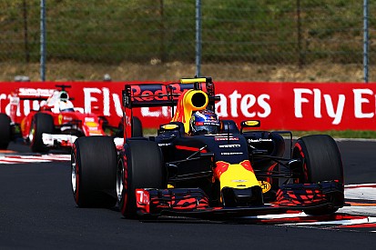Verstappen defiende su táctica ante Raikkonen