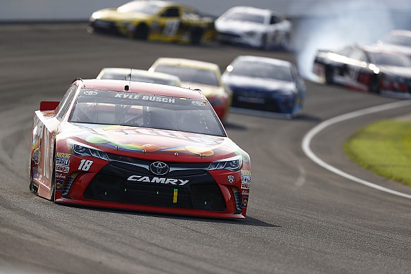 Kyle Busch dominiert Brickyard 400 und schreibt NASCAR-Geschichte